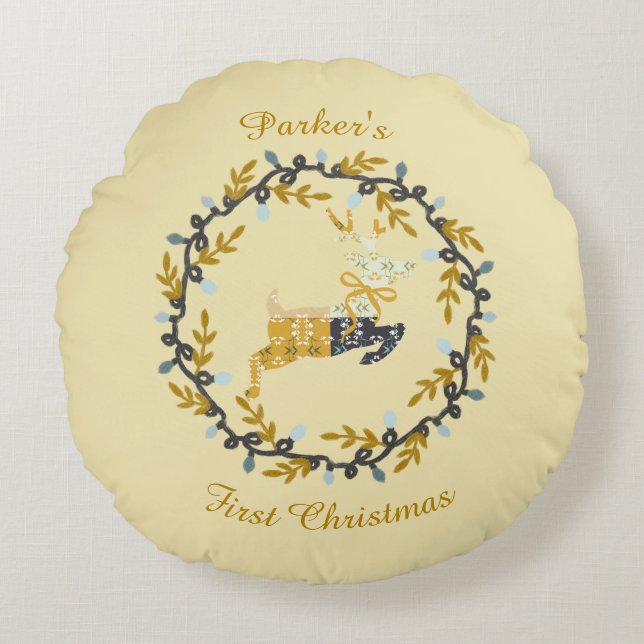 First Christmas Deer with Wreath Soft Yellow  Rund Kudde (Framsidan)