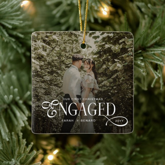 First Christmas Engaged  Chic Couples Photo Julgransprydnad Keramik (Träd)