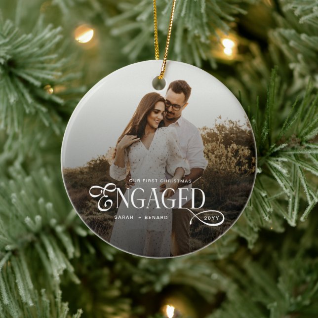 First Christmas Engaged  Chic Couples Photo Julgransprydnad Keramik (Träd)