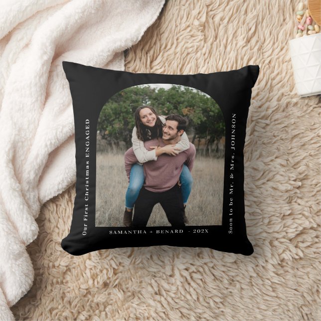 First Christmas Engaged Couples Photo Arch Kudde (Filt)