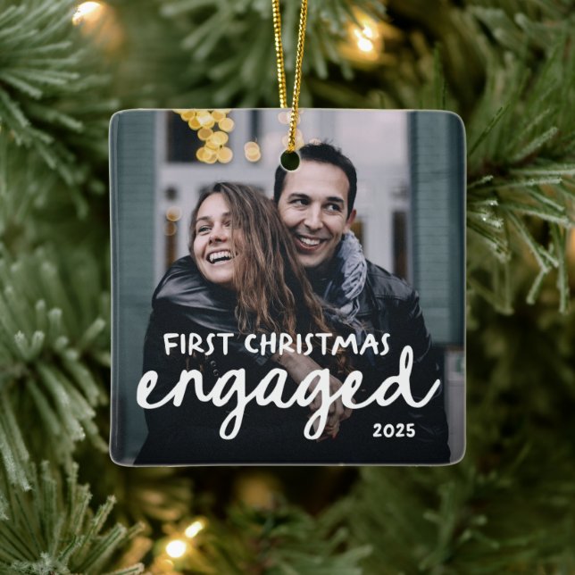 First Christmas Engaged | Hand-Drawn Lettering Julgransprydnad Keramik (Träd)