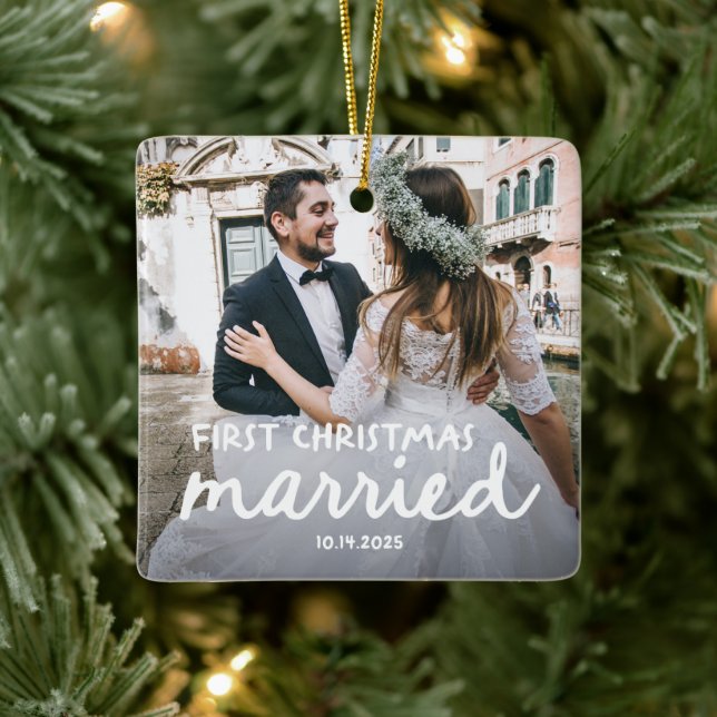 First Christmas Married | Hand-Drawn Lettering Julgransprydnad Keramik (Träd)