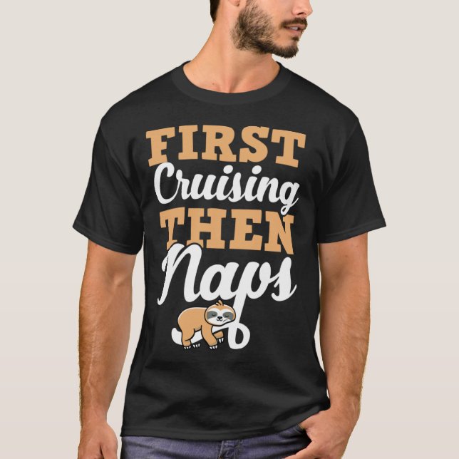 First Cruising Then Naps Cute Napping Sloth T Shirt (Framsida)