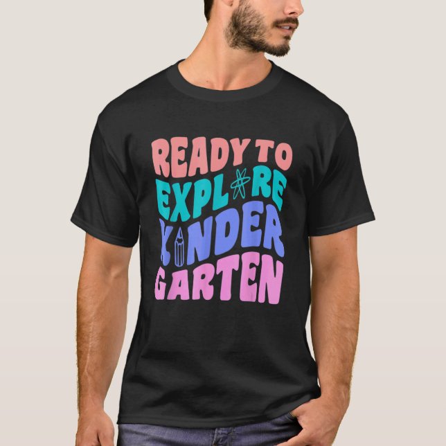 First Day Of Kindergarten Ready to Explore Kinderg T Shirt (Framsida)