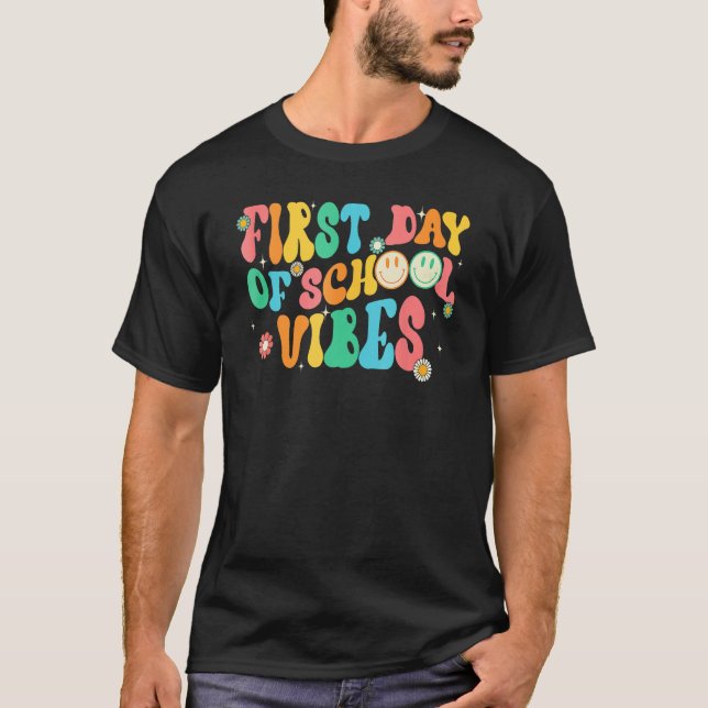 First Day Of School Vibes Smile Face Groovy Teache T Shirt (Framsida)