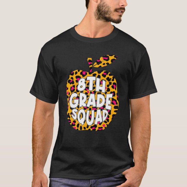First Day School 8th Grade Squad Leopard Back Scho T Shirt (Framsida)