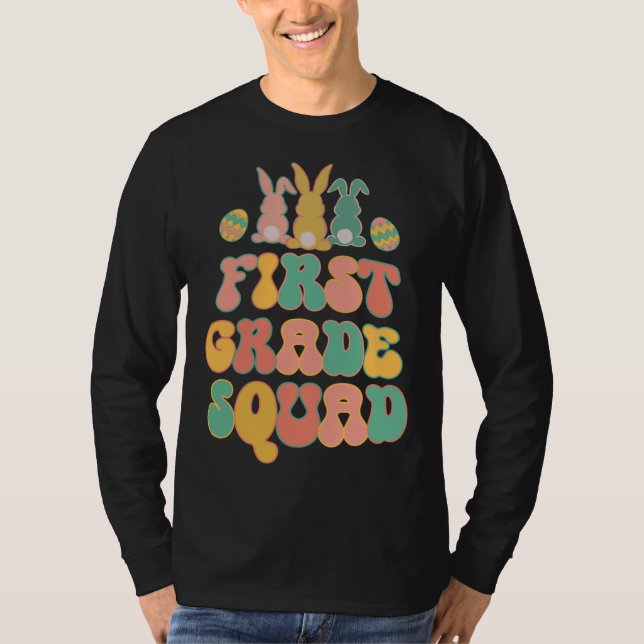 First Grad Squad Teacher  Retro Groovy Easter Bunn T Shirt (Framsida)