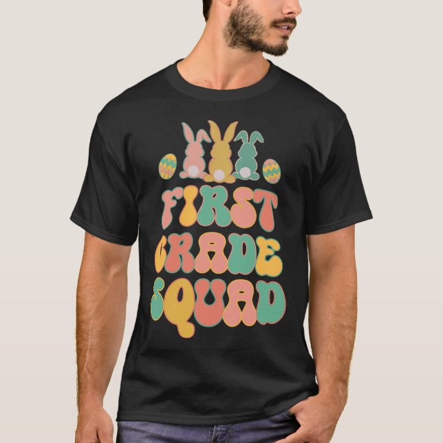First Grad Squad Teacher  Retro Groovy Easter Bunn T Shirt (Framsida)