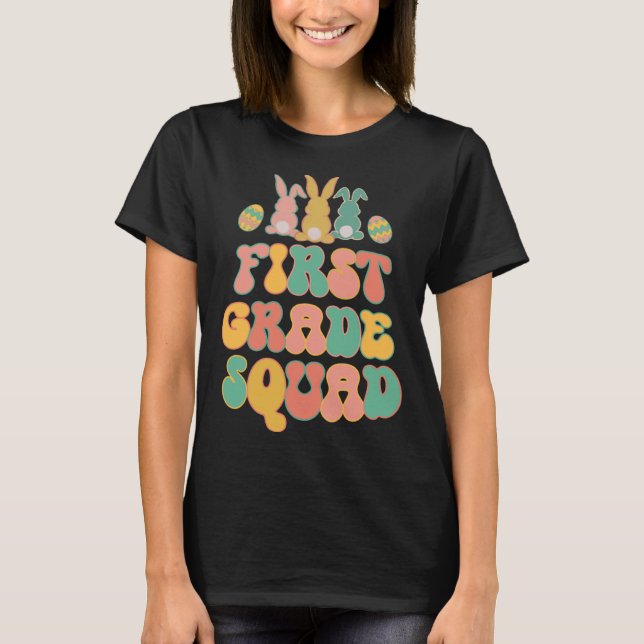 First Grad Squad Teacher  Retro Groovy Easter Bunn T Shirt (Framsida)