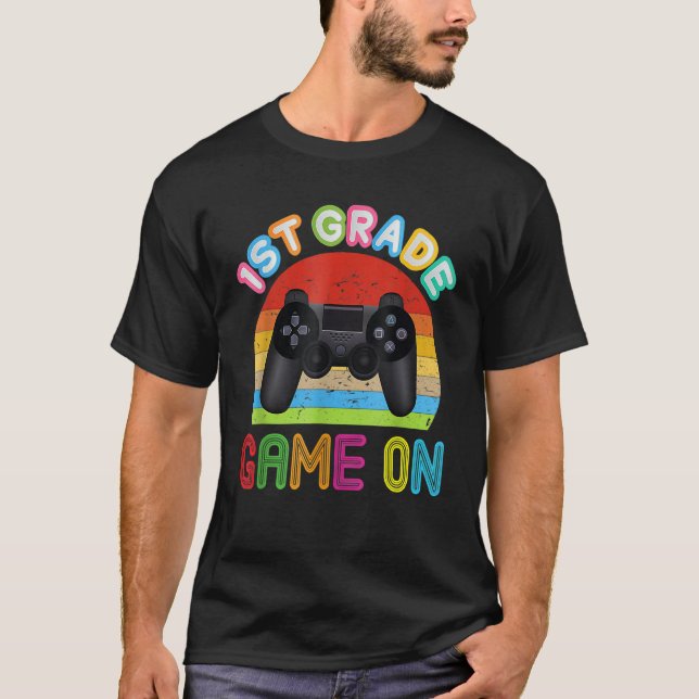 First Grade Back To School Video Gamer Game On 1st T Shirt (Framsida)