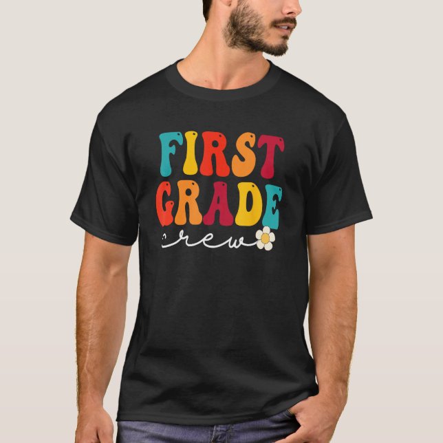 First Grade Crew Back to School Retro Teacher Stud T Shirt (Framsida)