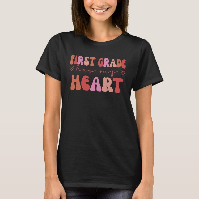 First Grade Has My Heart Retro Groovy Valentines D T Shirt (Framsida)