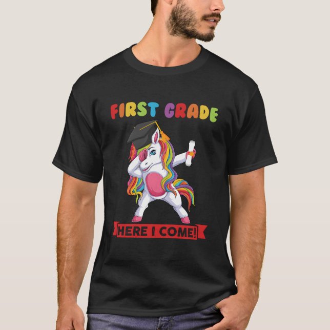 First Grade Here I Come First Grade Graduation T Shirt (Framsida)