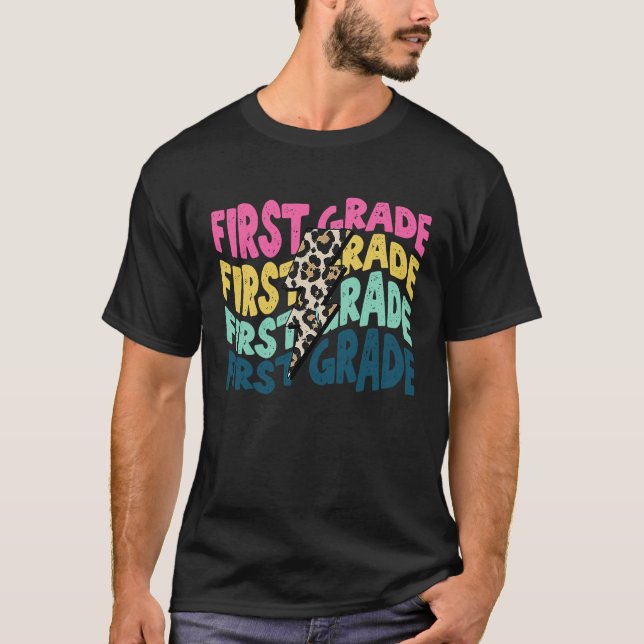 First Grade Leopard Lightning Bolt Teacher Back To T Shirt (Framsida)