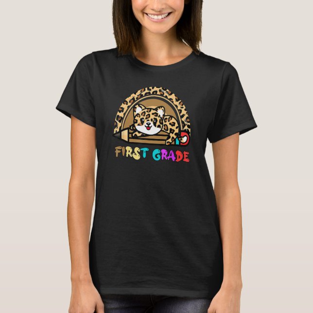 First Grade Leopard Rainbow Girls Boys Teacher 1st T Shirt (Framsida)