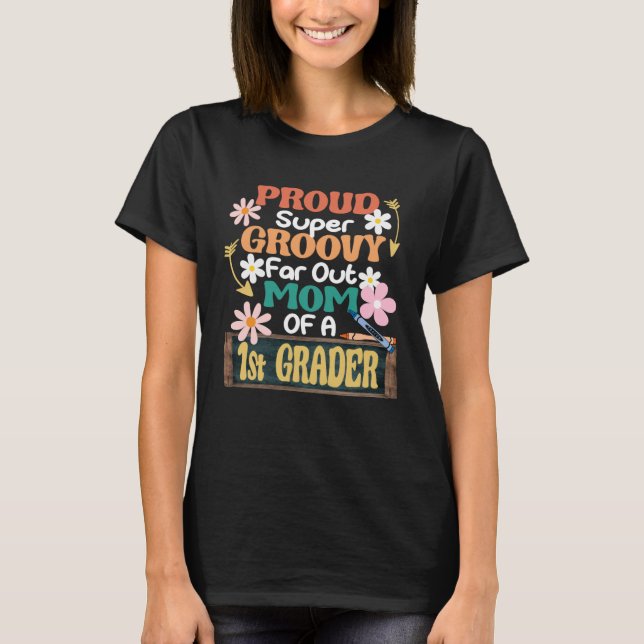 First Grade Proud Groovy Far Out Mom Of A 1st Grad T Shirt (Framsida)