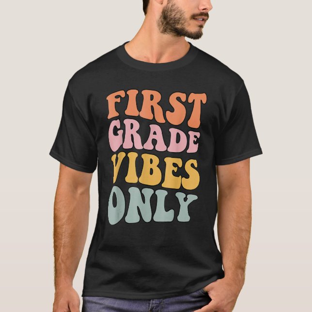 First Grade Vibes Only Back To School Cute Rainbow T Shirt (Framsida)