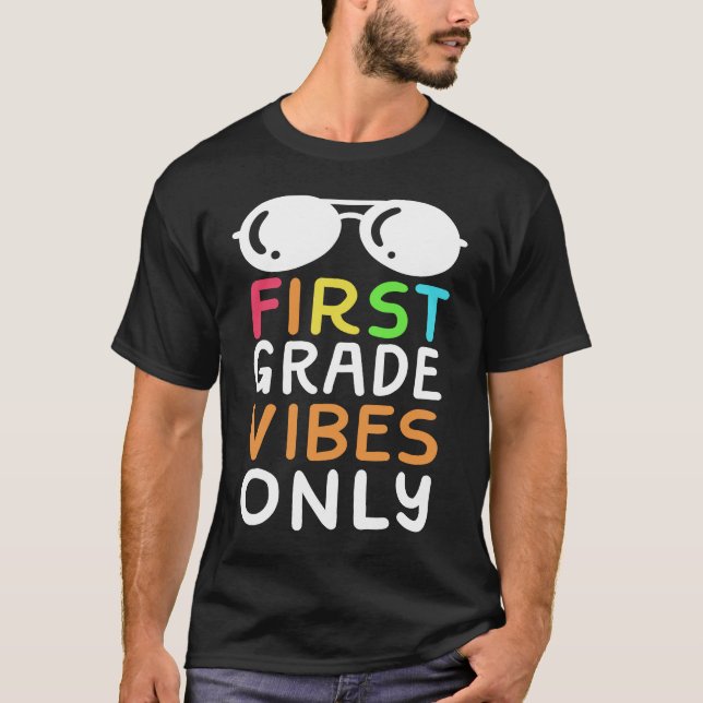 First Grade Vibes Only Funny First Grader School A T Shirt (Framsida)