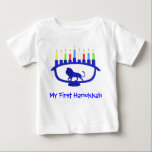 First Hanukkah Lejon Menorah T-shirt<br><div class="desc">För ditt barns första Chanukkah firande. Den har en blå,  lejon-temad Chanukkah-menorah med alla åtta ljus och schampasbrinnande. Chanukkah är Ljus festival mitt i vintern.</div>