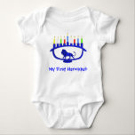 First Hanukkah Lejon Menorah Tee Shirt<br><div class="desc">För ditt barns första Chanukkah firande. Den har en blå,  lejon-temad Chanukkah-menorah med alla åtta ljus och schampasbrinnande. Chanukkah är Ljus festival mitt i vintern.</div>