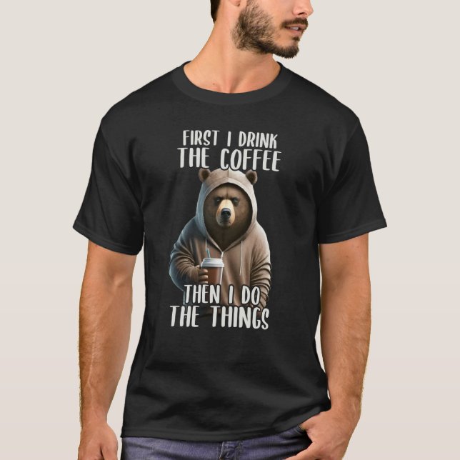 First I Do The Coffee Coffee & Sarcastic Bear Grum T Shirt (Framsida)