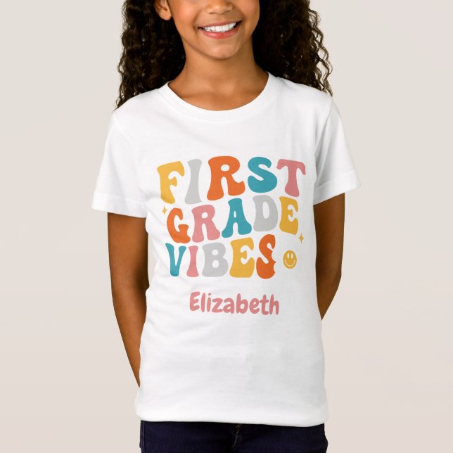 "First Klass Vibes" Groovy Back to school T Shirt (Framsida)