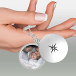 First Mors dag Boy Baby Photo Berlockhalsband<br><div class="desc">Ett fotoskåp i eleganten för den nya mammas första mors dag är en underbar keepsaké och en tidlös skatt för den dagliga bäran. Mallen är inställd så att du kan lägga till ett eget foto och du kan även redigera all text om du vill. Exempeltexten lyder "lycklig 1:a mors dag...</div>