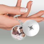 First Mors dag Girl Baby Photo Berlockhalsband<br><div class="desc">Ett fotoskåp i eleganten för den nya mammas första mors dag är en underbar keepsaké och en tidlös skatt för den dagliga bäran. Mallen är inställd så att du kan lägga till ett eget foto och du kan även redigera all text om du vill. Exempeltexten lyder "lycklig 1:a mors dag...</div>