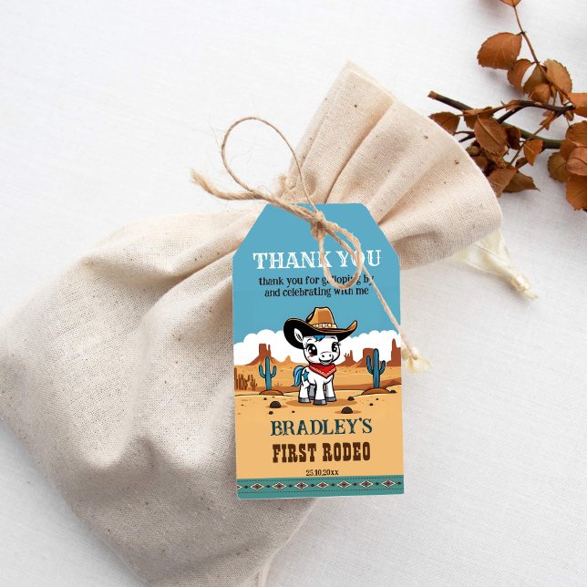 First Rodeo cowboyen baby födelsedagsfest för häst Presentetikett (First Rodeo western themed birthday party thank you favor gift tags cute baby horse in a cowboy hat)