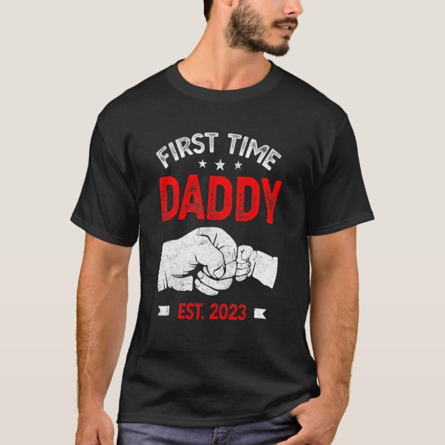 First Time Dad 2023 Father s Day Promoted Daddy Me T Shirt (Framsida)