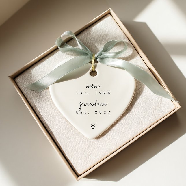 First Time Grandma Keepsake Custom Heart Shape Julgransprydnad Keramik (Perfect ornament pregnancy announcement to grandparents or first-time grandma gift.)