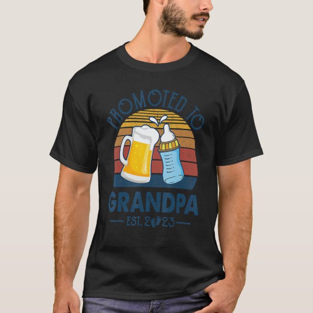 First Time Grandpa Promoted To Grandpa 2023 Father T Shirt (Framsida)