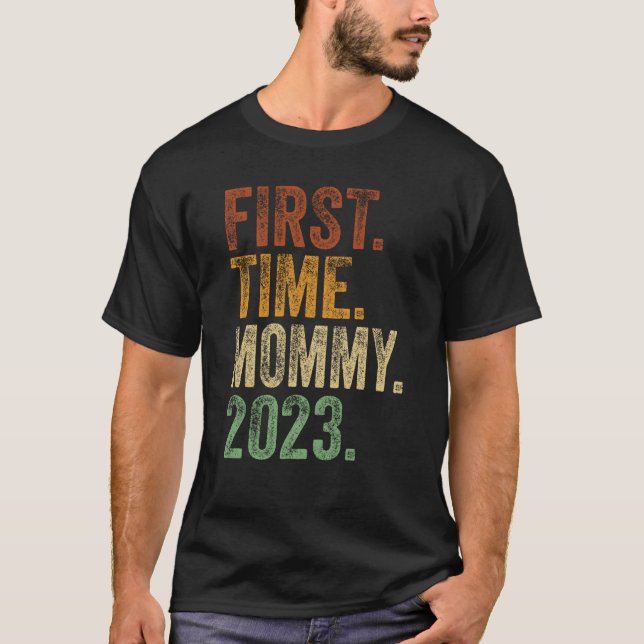 First Time Mommy 2023 Shirt Pregnant Mom Mother To T Shirt (Framsida)