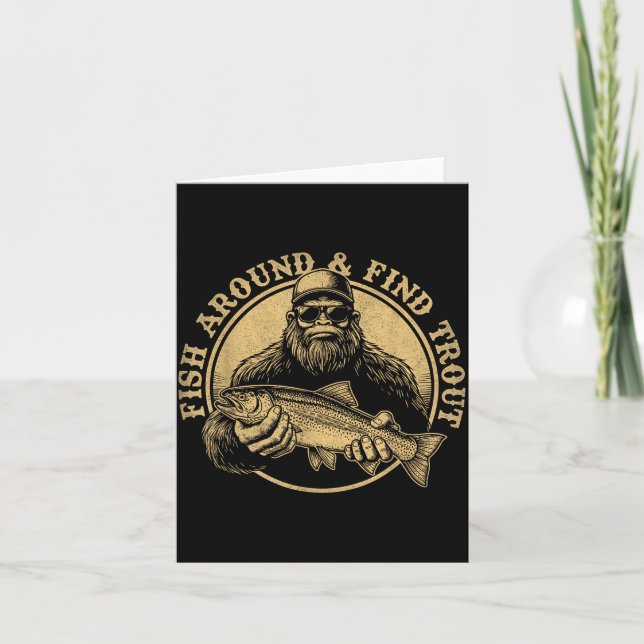 Fish Around And Find Trout Bigfoot Fishing Sasquat Kort (Framsida)