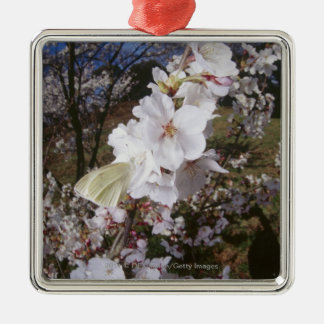 Fisheye beskådar av fjäril på blomma julgransprydnad metall