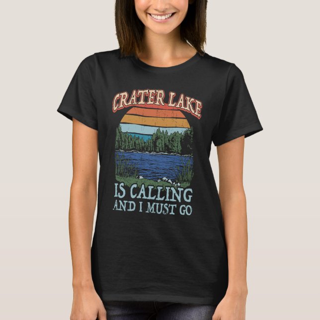 Fishing Boating Camping Retro Lake Vacation Crater T Shirt (Framsida)