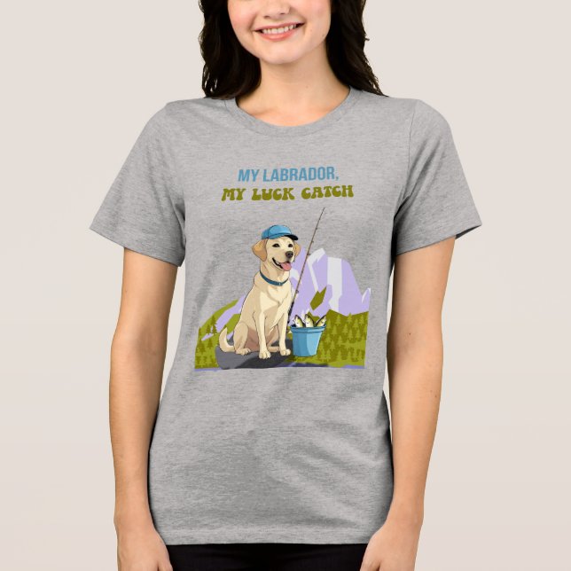 Fishing Buddy – Labrador Retriever Edition T Shirt (Framsida)