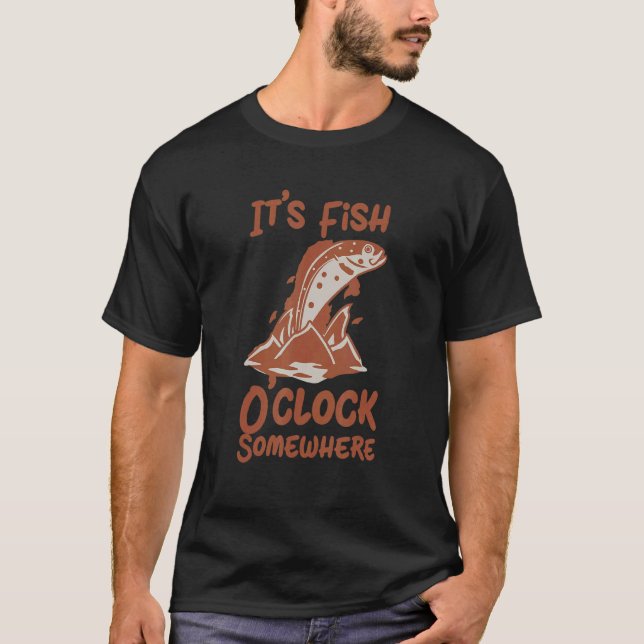 Fishing   It's Fish O'clock Somewhere Fishing Desi T Shirt (Framsida)