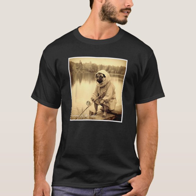 Fishing Pug by the Lake Cute T Shirt (Framsida)