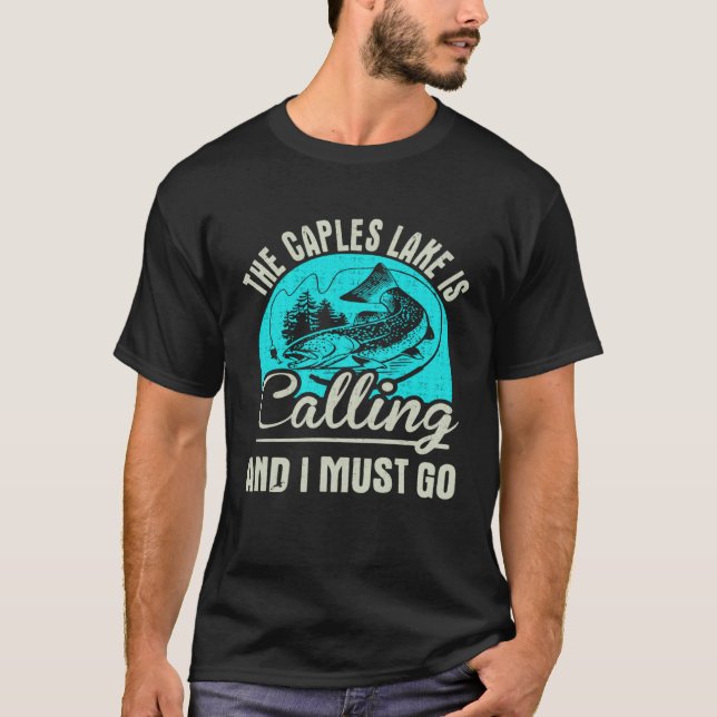 Fishing The Caples Lake Is Calling And I Must Go T Shirt (Framsida)