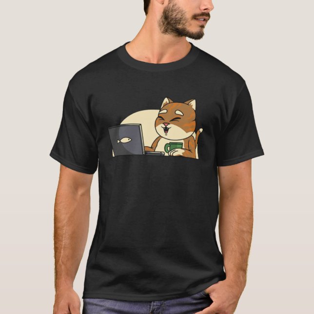 fisk katt dricker kaffe tittar på leptop t shirt (Framsida)