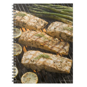 Fisk och sparris som kokas i grill anteckningsbok