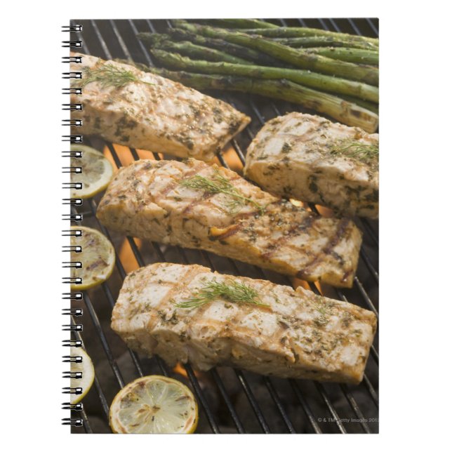 Fisk och sparris som kokas i grill anteckningsbok (Framsidan)