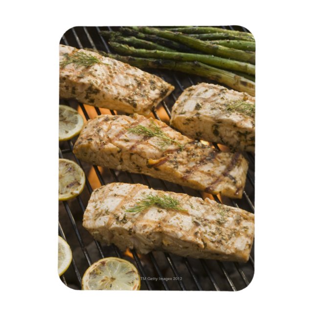 Fisk och sparris som kokas i grill magnet (Vertikal)