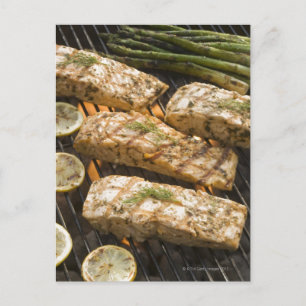 Fisk och sparris som kokas i grill vykort