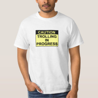 Fiska med drag i som är pågående tee shirt