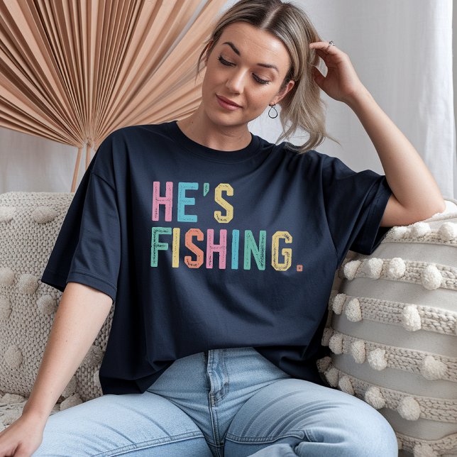 Fiskande hustru-tröja – Roligt fiskpresent till kv T Shirt (fishing wife shirt, fishing gifts for wife, fishing t-shirts for women, fly fishing shirt for wife,)
