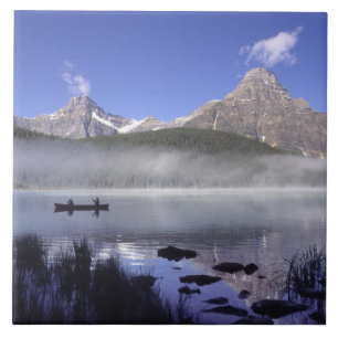 Fiskare i kanot på Waterfowl Lake, Banff Kakelplatta