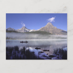 Fiskare i kanot på Waterfowl Lake, Banff Vykort