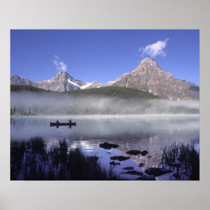 Fiskare i kanot på Waterfowl Sjö, Banff Poster
